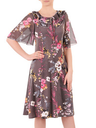 Trapezowa sukienka z ozdobnymi falbanami przy dekolcie 35966