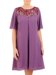 Fioletowa sukienka z koronkowym karczkiem, wizytowa kreacja w modnym fasonie 30814