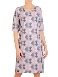 Sukienka z tkaniny, prosta kreacja w geometrycznym wzorze 31875