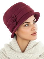 Buraczkowy kapelusz damski cloche w stylu retro – eleganckie nakrycie głowy z ozdobnym kwiatem i cyrkoniami 40903