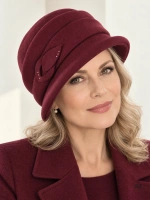 Elegancki ocieplany kapelusz damski cloche w kolorze buraczkowym z cyrkoniami i regulacją obwodu 40916