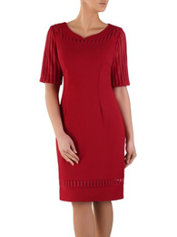 Sukienka z ażurowymi wstawkami 14386, czerwona kreacja z nowoczesnym zdobieniem