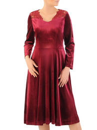 Aksamitna sukienka z koronkowymi wstawkami na ramionach 34830