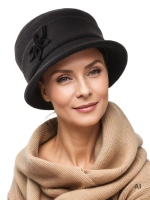 Czarny kapelusz damski cloche – elegancki model z kokardą i perełkami, stylowy dodatek na jesień i zimę 40524