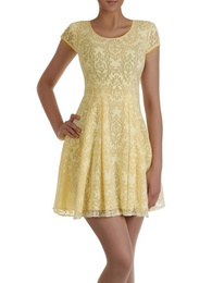 Koronkowa sukienka z kontrafałdami Jonita, piękna kreacja w żółtym kolorze.