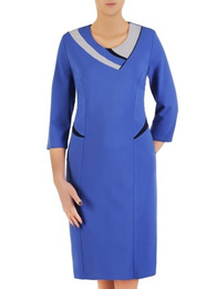 Niebieska sukienka z dzianiny, kreacja z ozdobnym dekoltem 28548