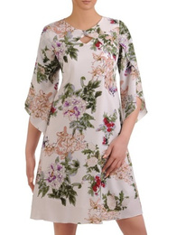 Sukienka w kwiaty, luźna kreacja z tkaniny 20731.