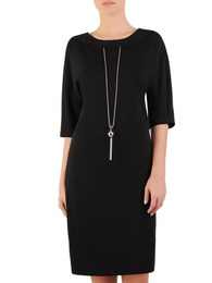Ołówkowa sukienka z naszyjnikiem, kreacja w czarnym kolorze 23528