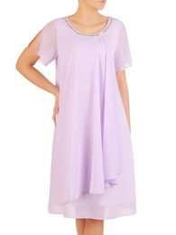 Liliowa sukienka z szyfonu, kreacja z ozdobnym dekoltem 29214