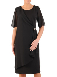 Czarna sukienka z ozdobną zakładką, kreacja z broszką 23588