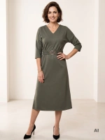 Elegancka sukienka khaki trapezowa z paskiem i rękawem 3/4 – swobodny krój midi z bocznymi rozcięciami 39476