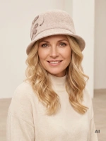 Elegancki beżowy kapelusz cloche na jesień i zimę – ocieplana podszewka z kwiatową ozdobą 42369