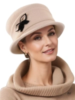Kapelusz damski cloche kremowy – elegancki model z kokardą i perełkami, styl retro z regulacją obwodu 40525