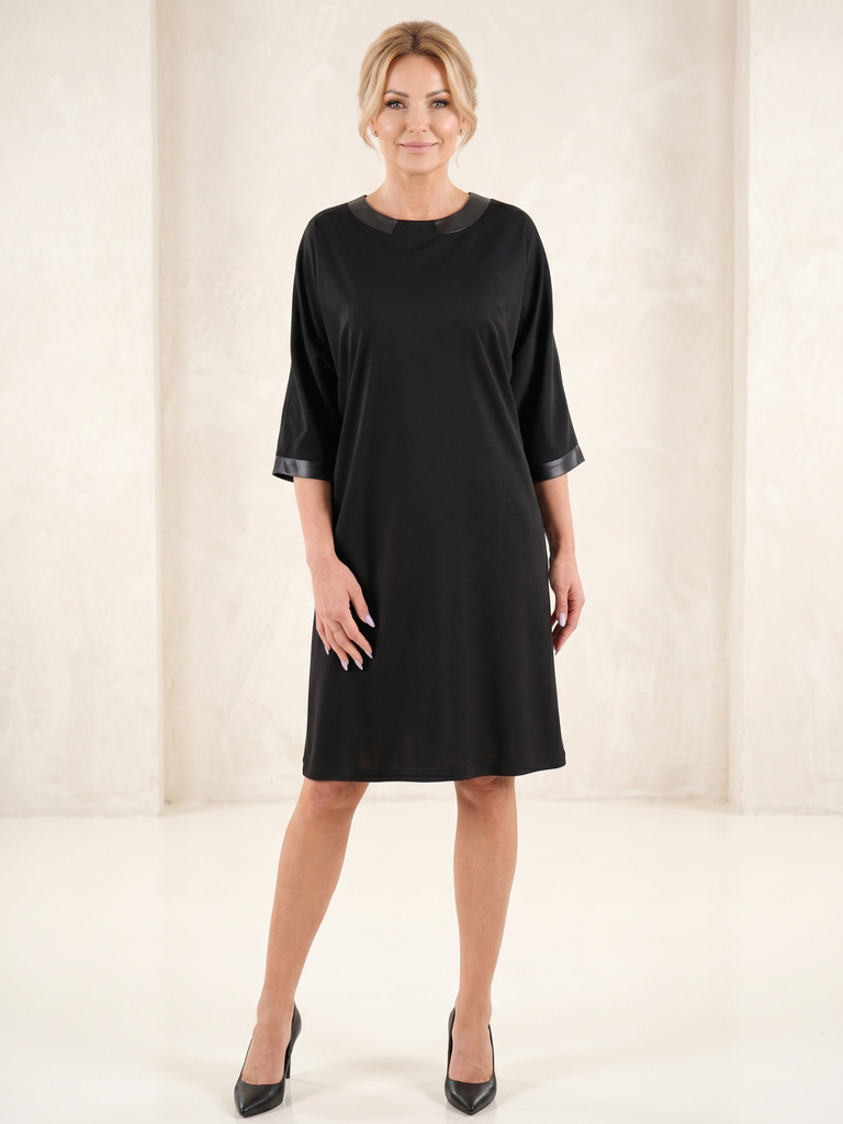 Elegancka czarna sukienka dzianinowa midi dla puszystych – dekolt łódka, rękawy kimono, wstawki z ekoskóry 35820