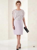 Elegancka sukienka midi w kwiaty na wesele – prosty fason w gołębim odcieniu 32632