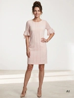 Brzoskwiniowa sukienka na wesele i przyjęcia – prosty krój z ozdobnymi rękawami modelujący sylwetkę 26275