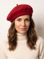 Elegancki beret damski wełniany w kolorze zgaszonej czerwieni – fason francuski z antenką dodający szyku 42703