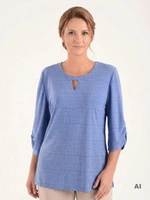 Niebieska bluzka plus size z ozdobnym dekoltem i wzorem – prosty fason, który wysmukla sylwetkę 40819