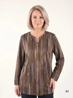 Wizytowa bluzka plus size w oliwkowe paski z dekoltem V – prosty fason maskujący, z ozdobną broszką 40289