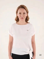Biała bluzka wizytowa o prostym fasonie – ozdobne wiązanie subtelnie modelujące sylwetkę 38429